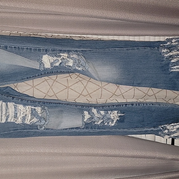 Womens Ripped Jeans. Fashion Nova Size 9 - Picture 3 of 4